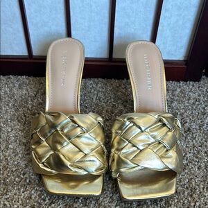 Marc Fisher Women's Gold Brizo Sandals 6M 🦄